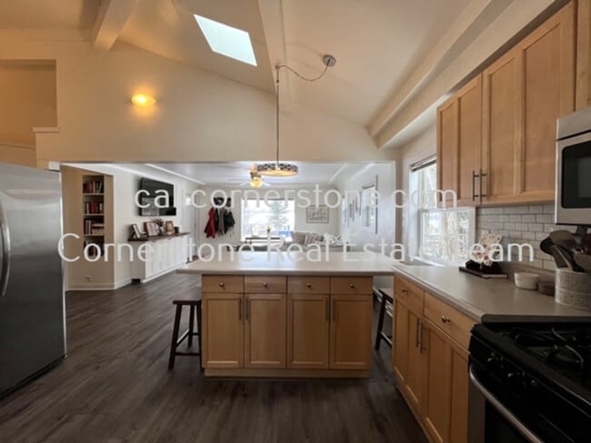 Building Photo - 604 W Brookside St