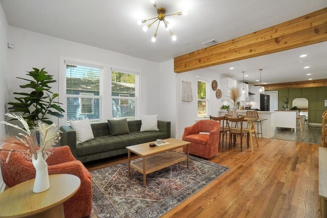 Building Photo - Gorgeous 3 bedroom, 2 bath house in the he...