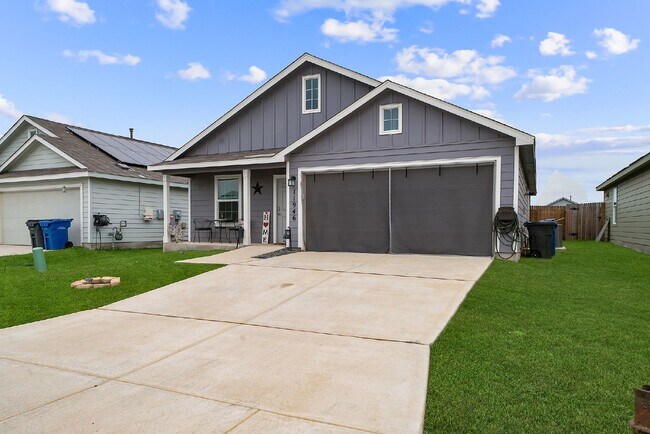 Building Photo - "Charming 3-Bed Oasis with 2 Full Baths in...