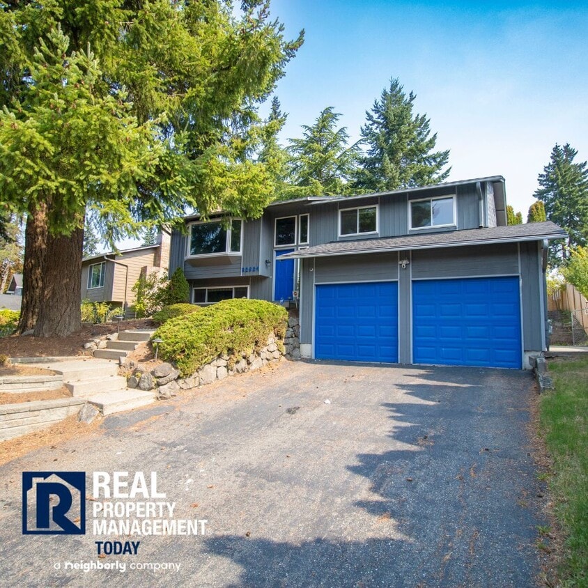 Foto principal - Rare 4 Bedroom Plus 4 Bathroom Home!