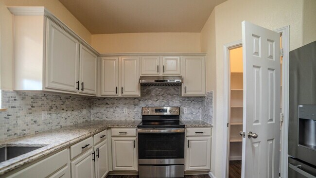 Foto del edificio - "Spacious 3-Bed, 3-Bath Gem on Bridgewood ...