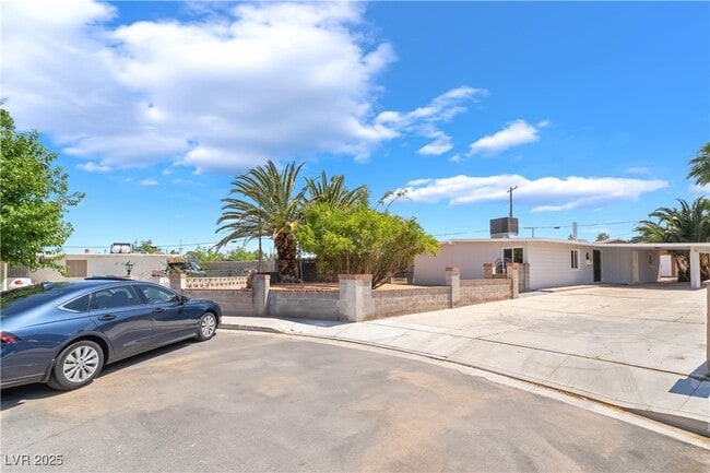 Building Photo - 2749 Del Mar Pl