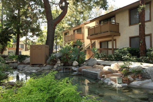Foto del edificio - 3825 W Garden Grove Blvd