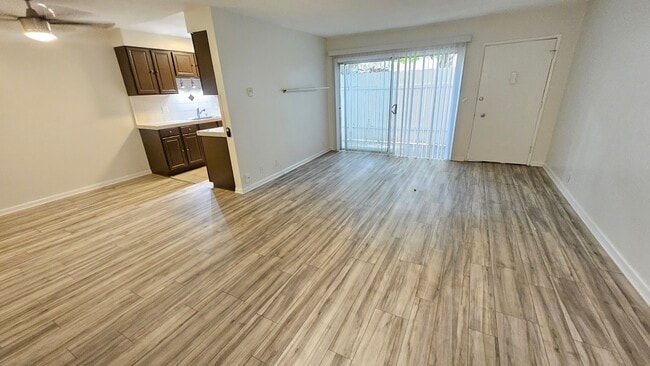 Photo - 2130 N Beachwood Dr Apartment