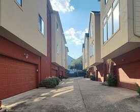 Building Photo - 404 Parker St