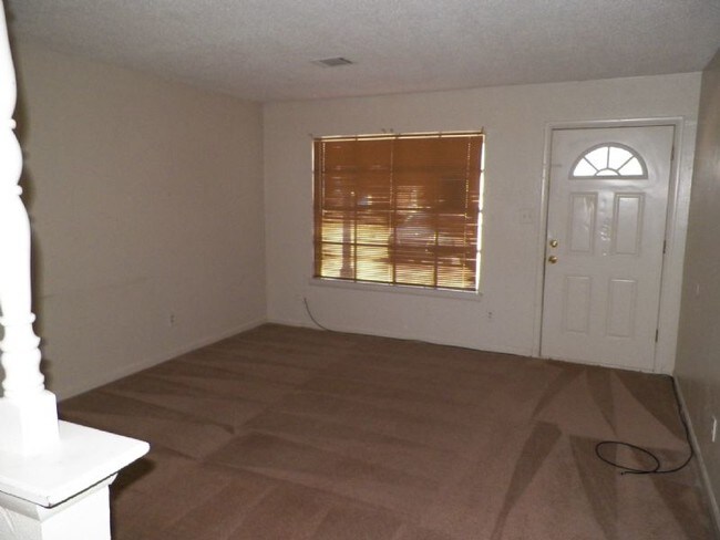 Building Photo - Great East Lawton 4 bedroom home