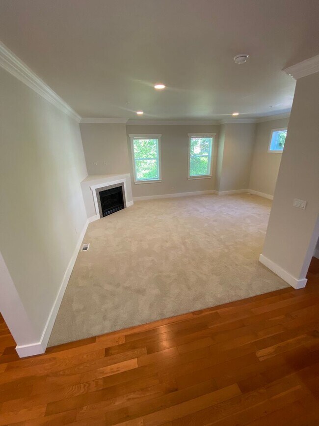 Foto del edificio - ELEGANT 4 BEDROOM TOWNHOME!  Minutes to La...