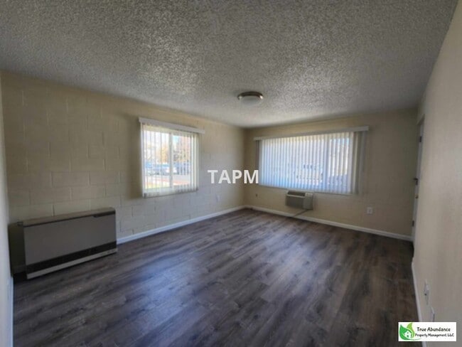Building Photo - Homey three bedroom
