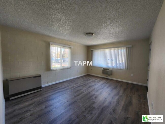 Foto del edificio - Homey three bedroom