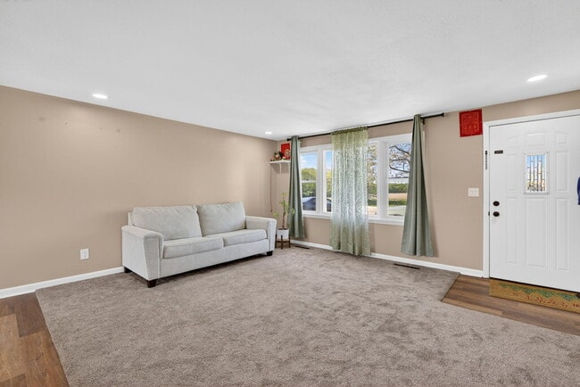 Building Photo - 2091 IL-102