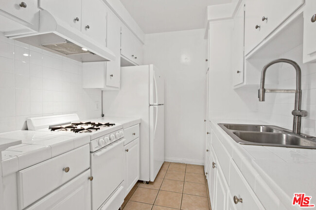 Foto del edificio - 12726 Caswell Ave