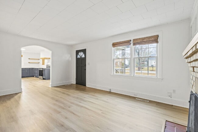 Building Photo - Nicely maintained 3 Bed, 1 Bath Single-Level Home with Bonus Sunroom