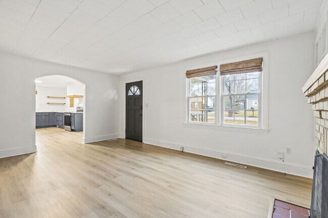 Foto del edificio - Nicely maintained 3 Bed, 1 Bath Single-Level Home with Bonus Sunroom