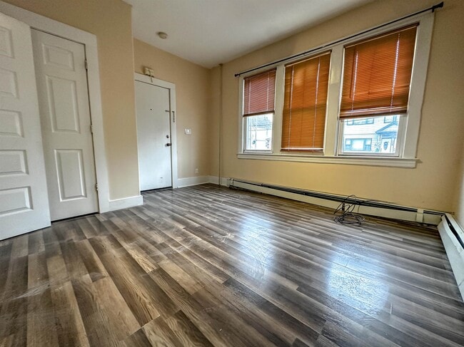 Foto del edificio - 327 Ashton Ave