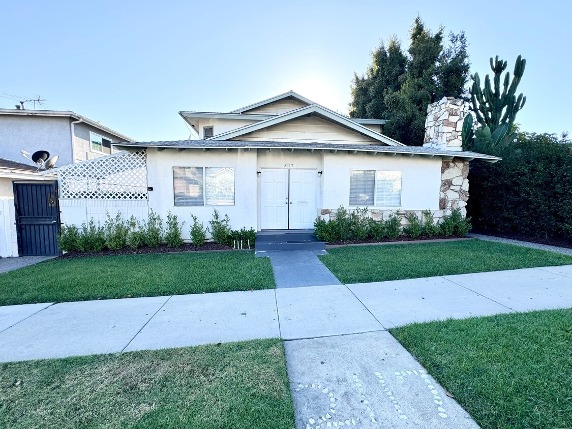 House Exterior - Front Yard - 2117 Locust Ave