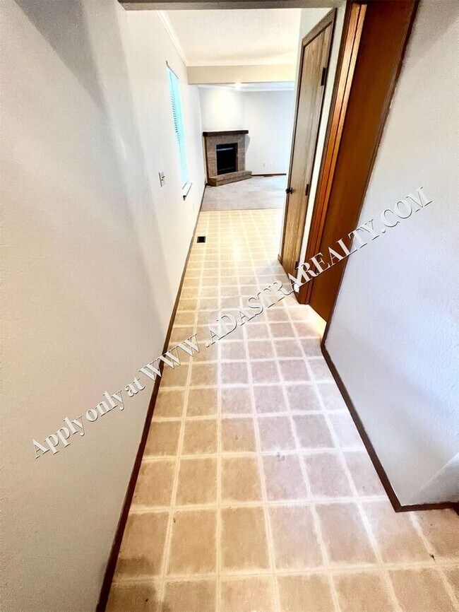 Foto del edificio - Spacious Duplex in Lee's Summit-Available ...