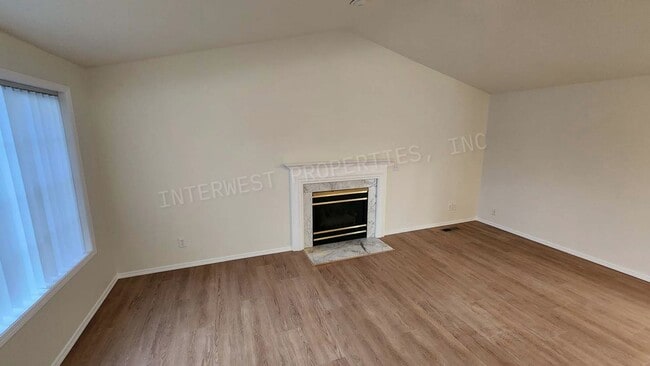 Foto del edificio - Remodeled 3 Bd Home W/ Washer & Dryer Hook-ups, Large Fenced Backyard, Gas Fireplace & 2 Car Garage!
