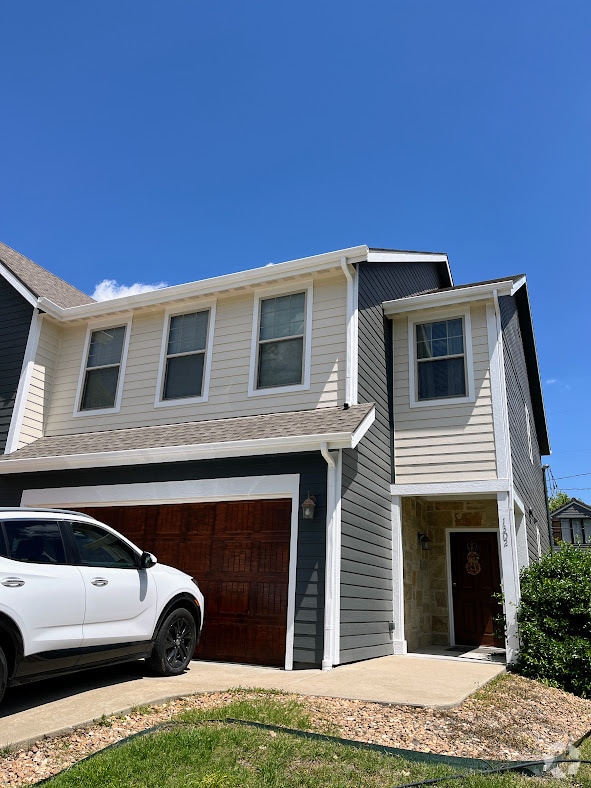 Building Photo - 1302 Valley Ln