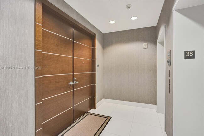 Foto del edificio - 18201 Collins Ave