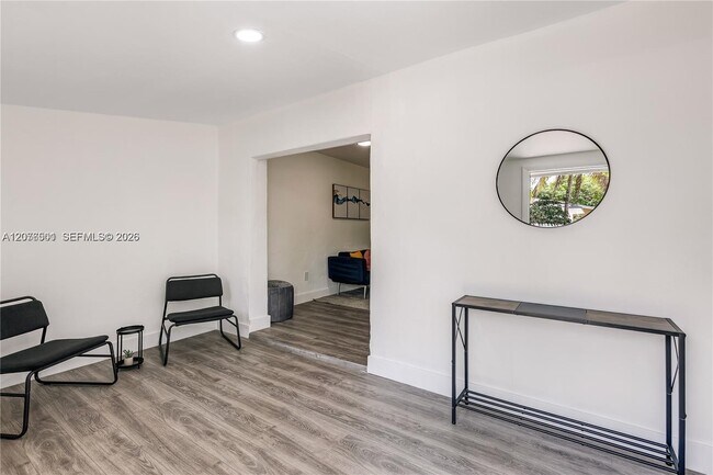 Foto del edificio - 327 NE 55th St