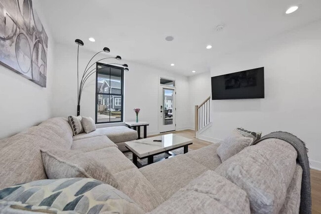 Building Photo - 994 N 6th St