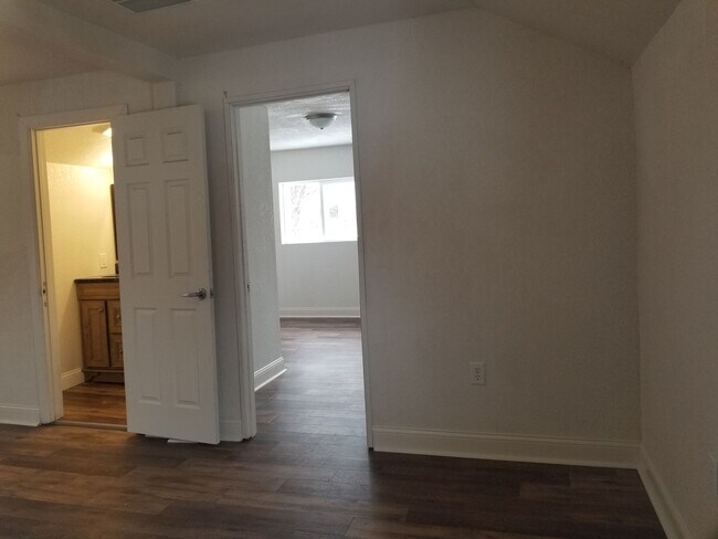 Building Photo - Nice Downtown 2 story home!