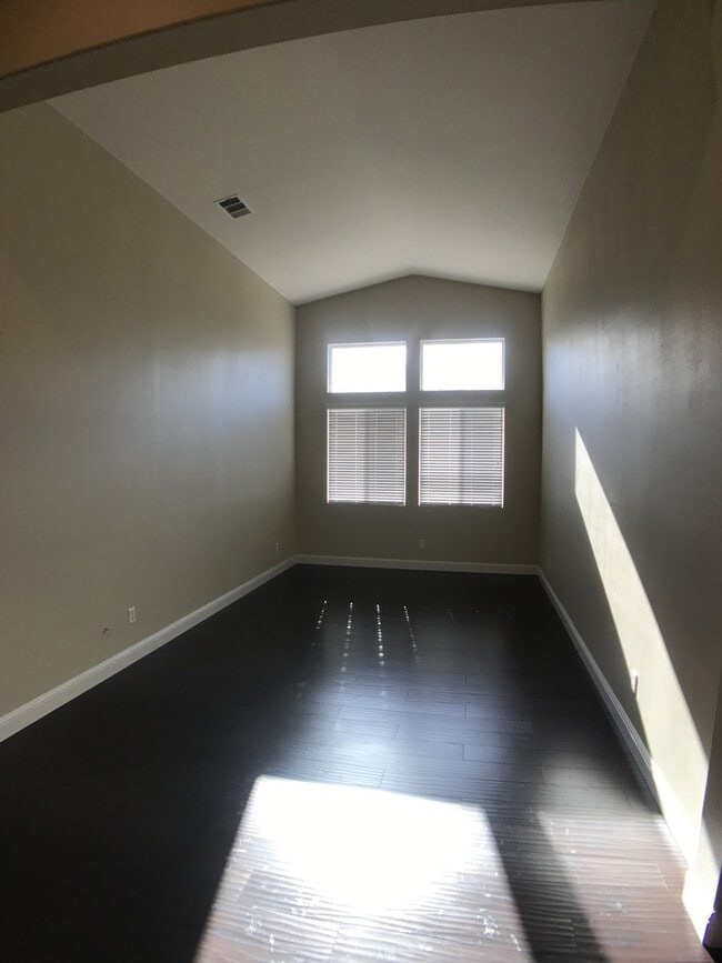 Building Photo - Gorgeous NW Home 4 Bed/3 Bath $2,775 Depos...