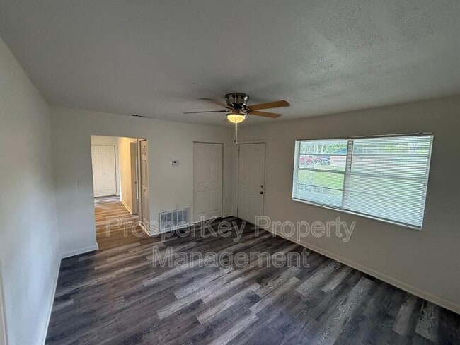 Building Photo - 4009 Ester Dr SW