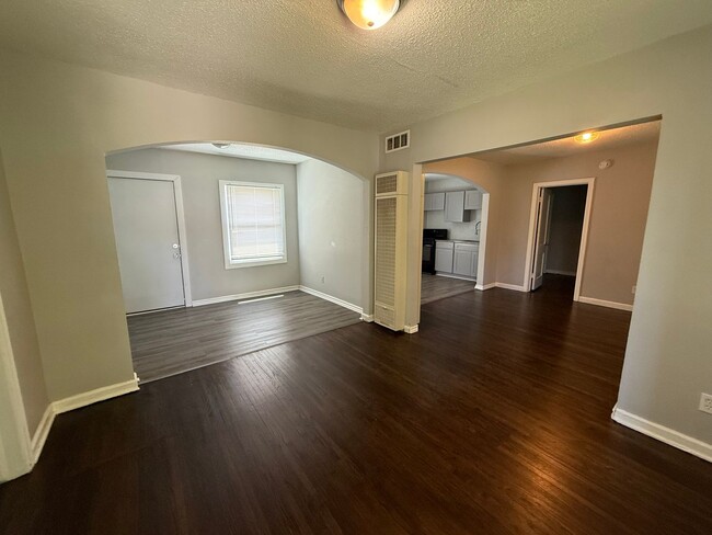 Building Photo - $775 - 2 bed 2 bath - Duplex