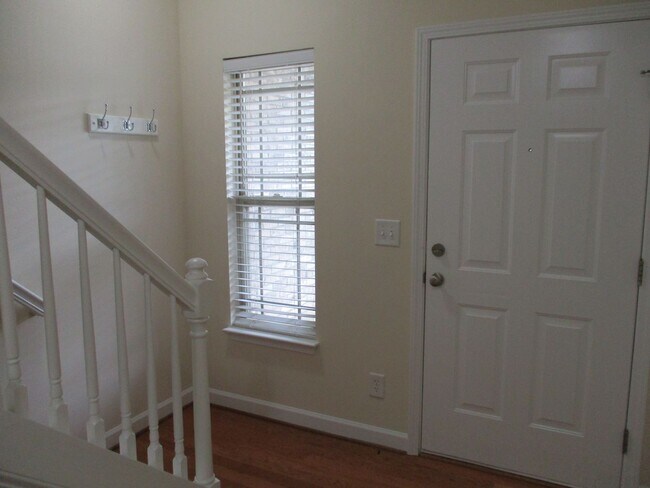 Building Photo - Brick 3 bedroom townhouse for rent in desi...