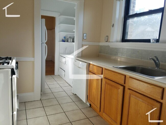 Foto del edificio - 219 Chestnut Hill Ave