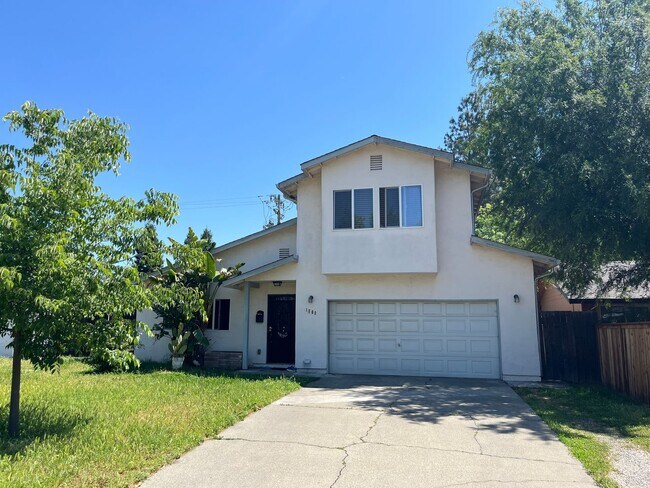 Foto del edificio - Large 2-Story Home Close to Downtown