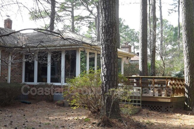 Building Photo - 4052 Shore Dr