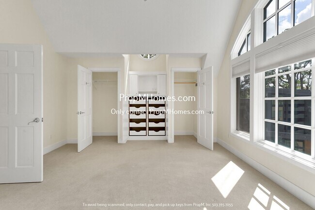 Building Photo - Absolutely Stunning Five Bedroom Home In L...