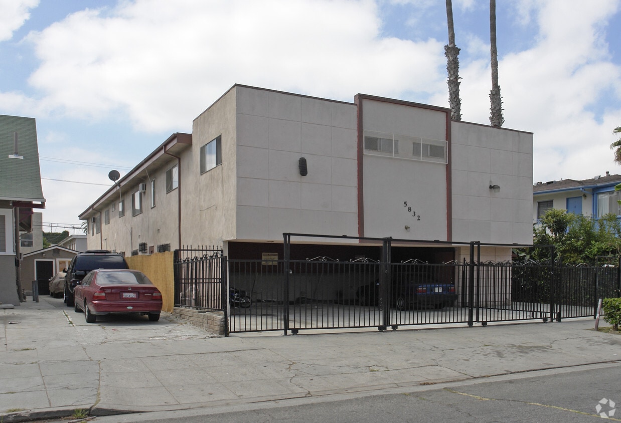 Building Photo - 5832 Willoughby Ave
