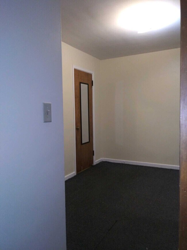 Building Photo - 405 N Longwood St