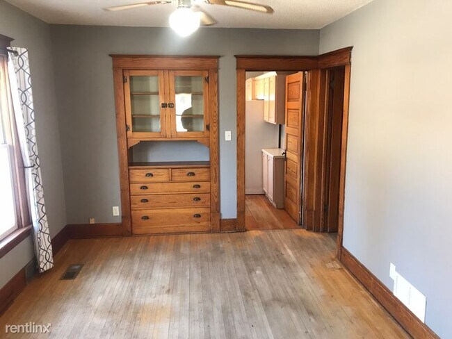 Building Photo - 3 br, 1 bath House - 301 East Division Street