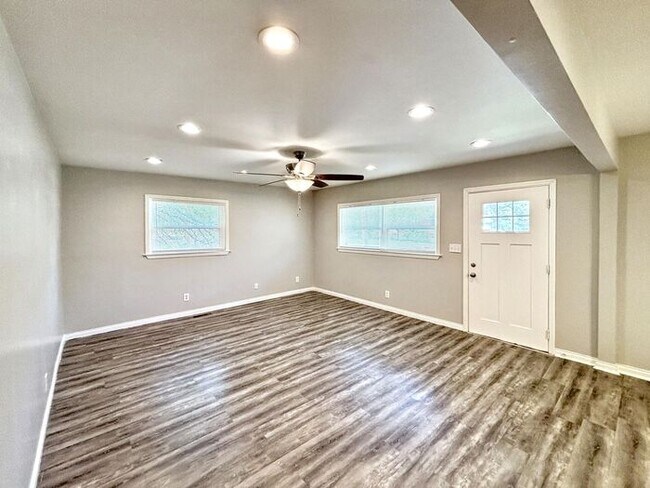 Building Photo - Charming 4-Bedroom Home with Fenced Yard a...