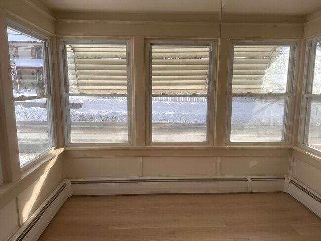 Building Photo - 613 E 3rd St