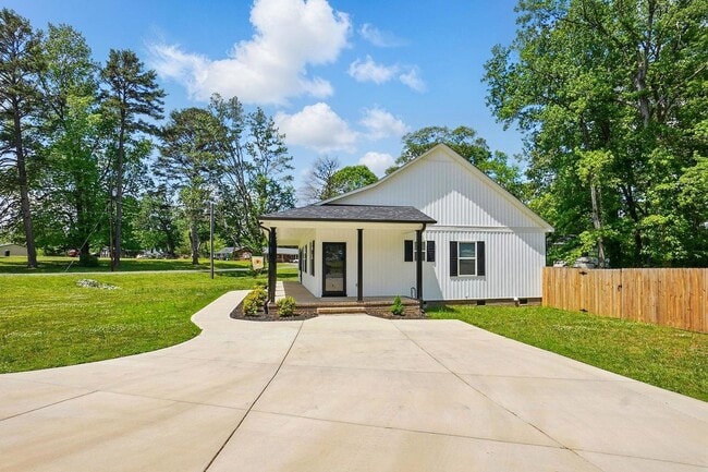 Building Photo - Mount Holly 3 Bedroom Ranch w/ Fenced in B...