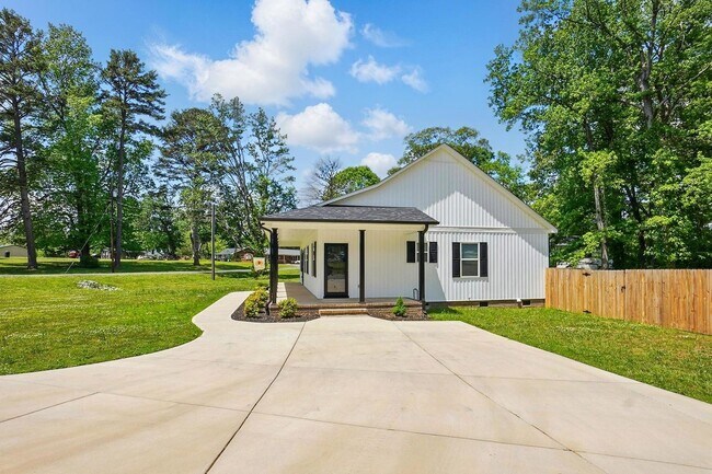 Foto del edificio - Mount Holly 3 Bedroom Ranch w/ Fenced in Back Yard