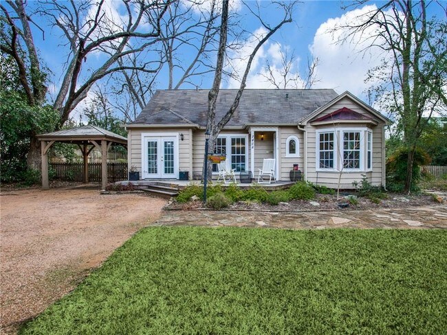 Building Photo - 1408 San Saba Dr