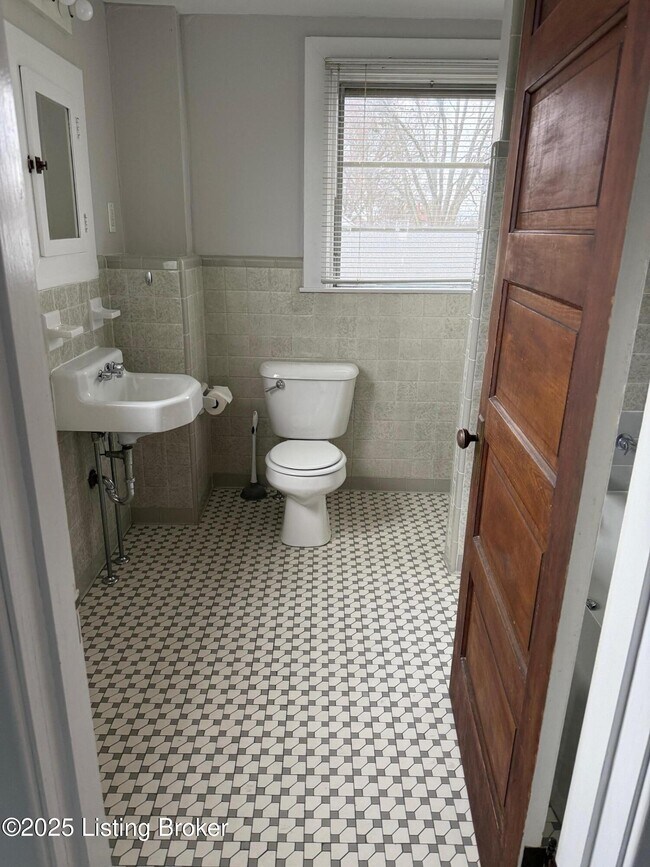 Foto del edificio - 1002 Charles St