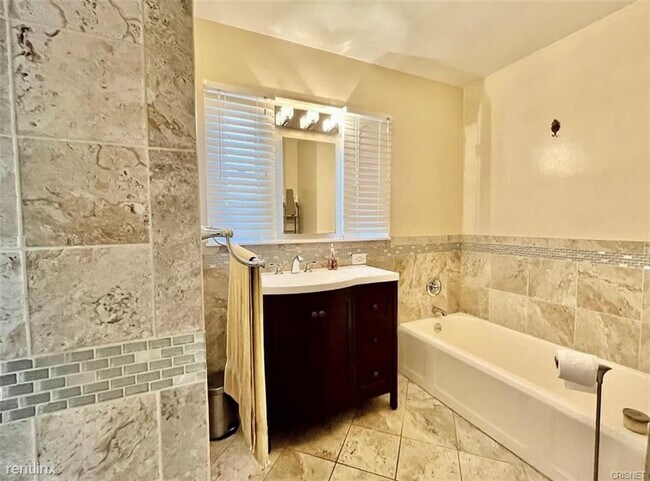 Building Photo - 3 br, 3 bath House - 12454 Kling St