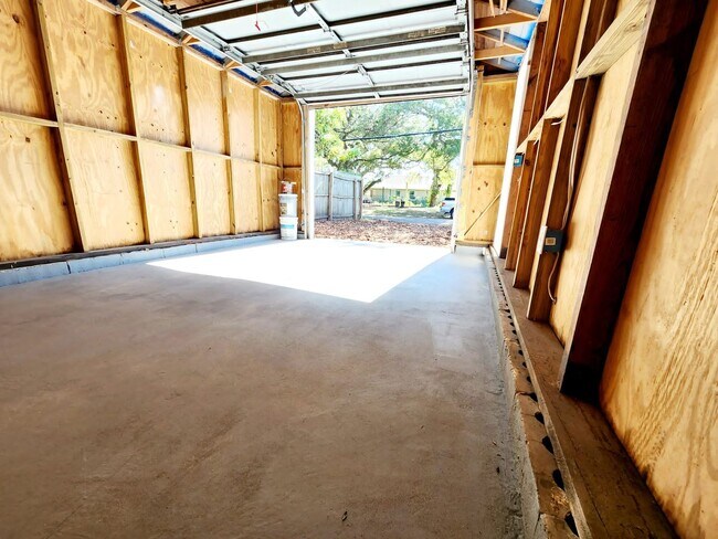 Foto del edificio - Major Renovations in 2023! Charming 2 Beds...