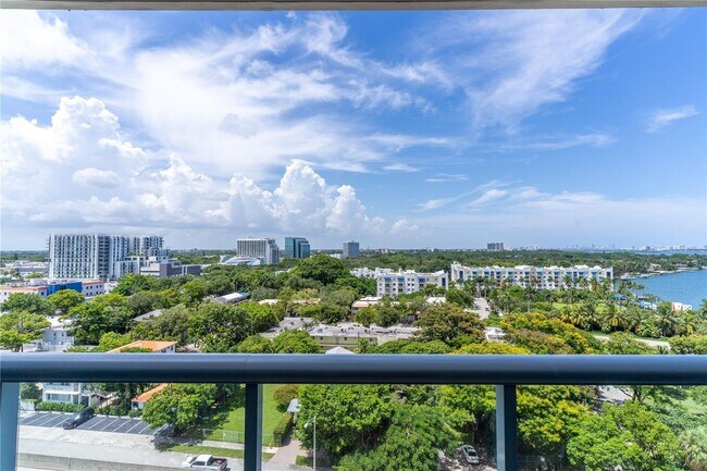 Foto del edificio - 601 NE 36th St