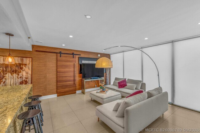 Foto del edificio - 7601 E Treasure Dr