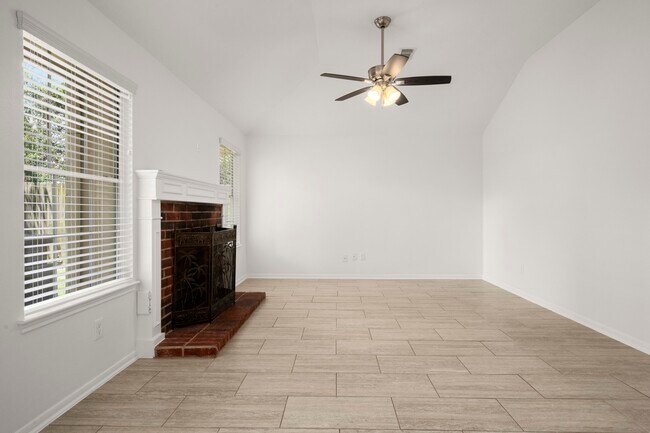 Foto del edificio - 16014 Lakestone Dr