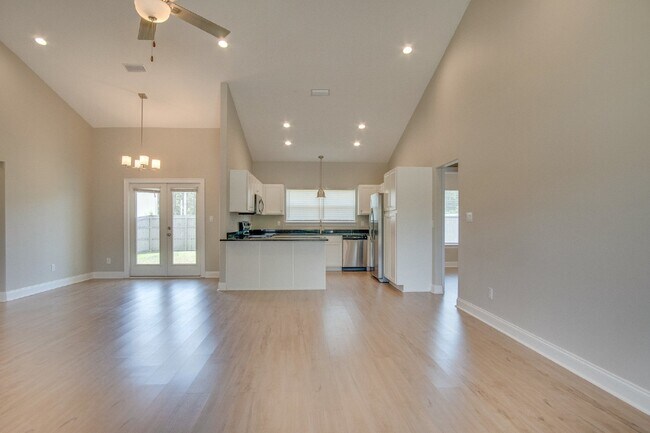 Building Photo - Stunning 3 Bedroom townhome in Gulf Breeze...