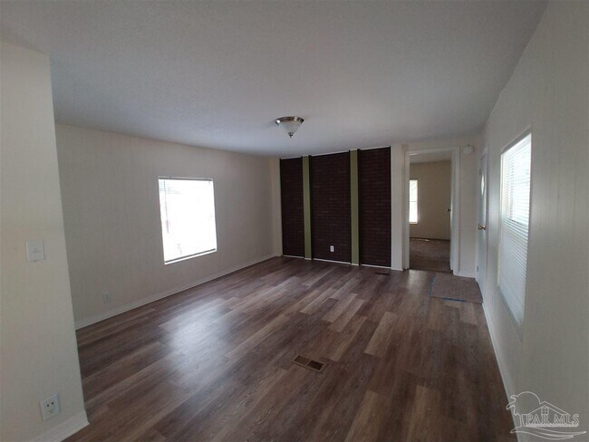 Foto del edificio - 10021 Chemstrand Rd